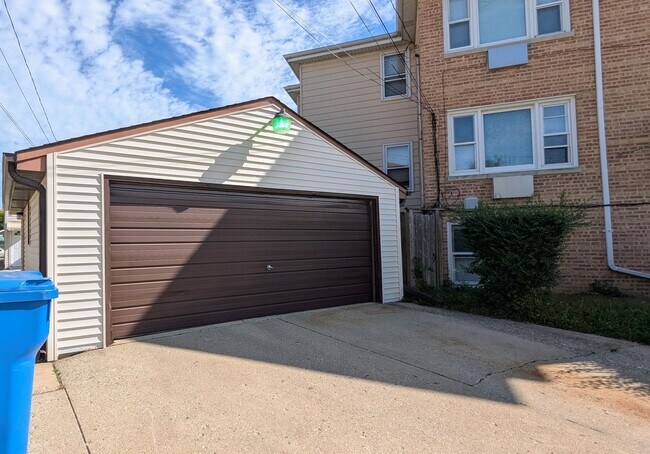 Building Photo - 6038 N Elston Ave