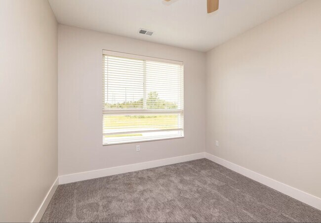 Building Photo - Vervain-1 Bedroom + Den B