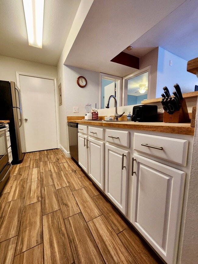 Building Photo - Fully upgraded 2/2 condo in the heart of K...