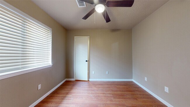 Building Photo - 1022 Manorglen Dr