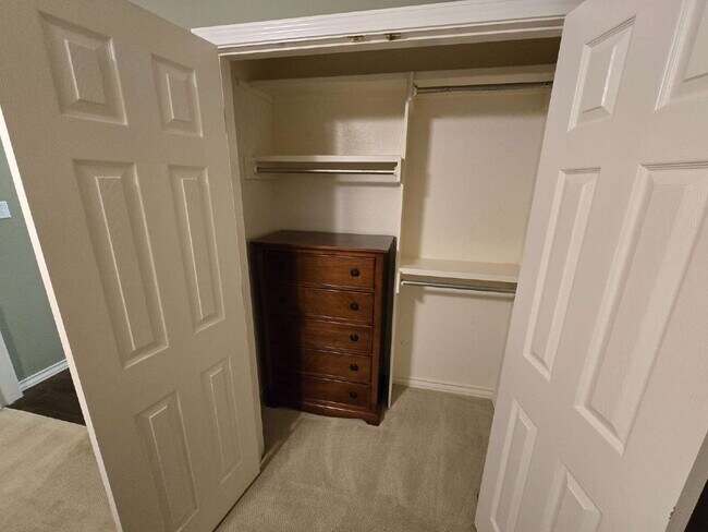Building Photo - "Discover Spacious Comfort: 3-Bed, 2-Bath Gem on 77th Street (furnished)| Kingsgate