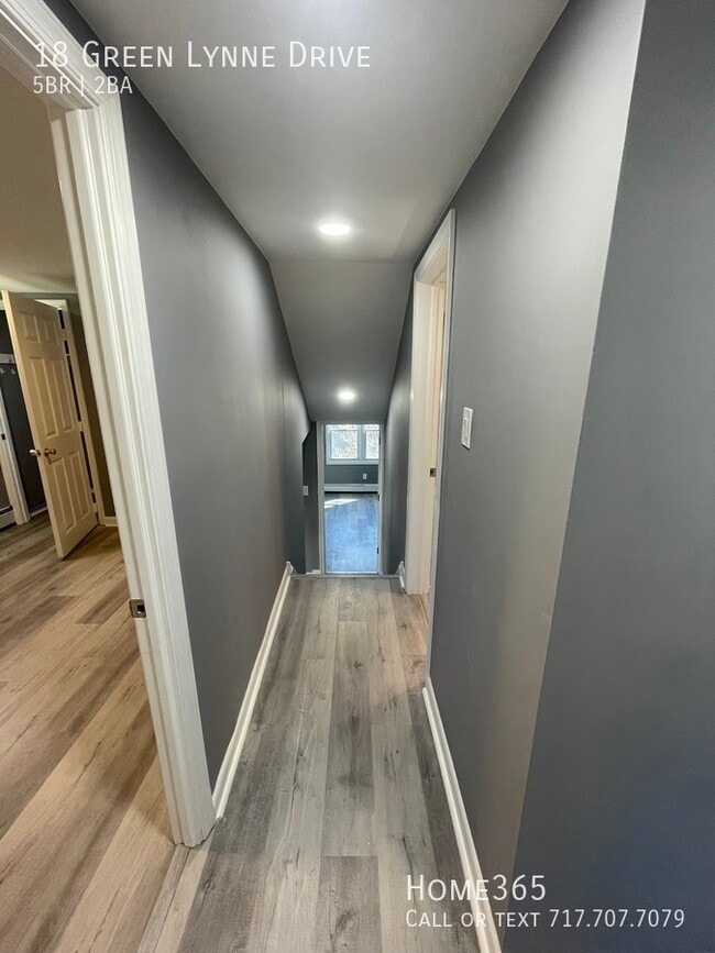 Building Photo - 18 Green Lynne Drive - Beautiful 5 Bedroom...