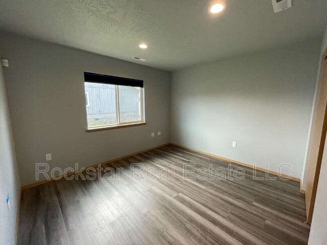 Building Photo - 625 E Canterbury Ln