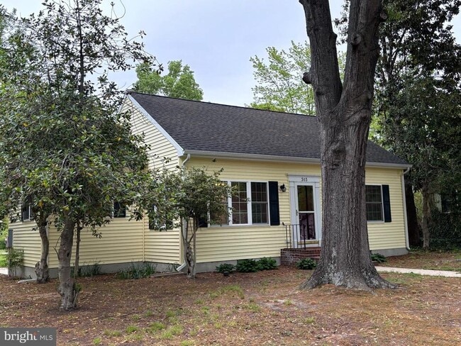 Building Photo - 303 Oak Ave