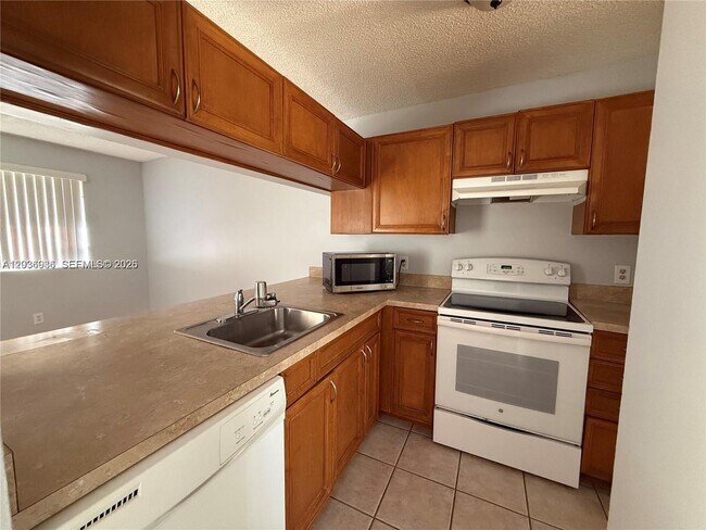Building Photo - 937 Coral Club Dr