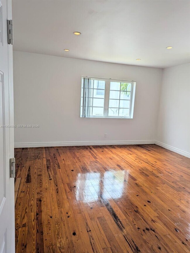 Building Photo - 1015 19th St