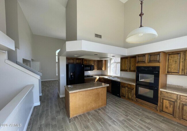 Building Photo - 10925 W Kaler Dr