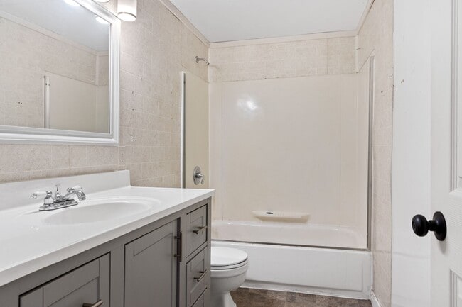 Building Photo - 2 Bedroom House