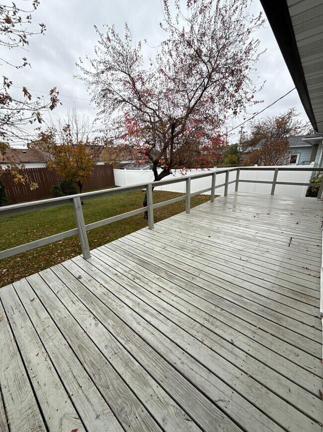 Building Photo - 1021 5th Ave SW