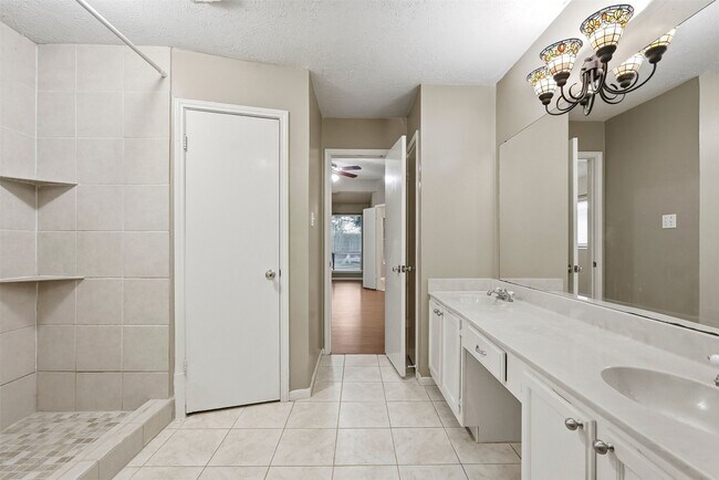 Building Photo - 21739 Park Bend Dr