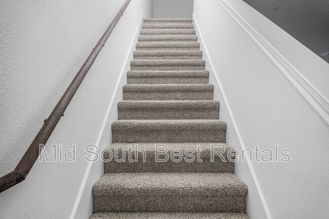 Building Photo - 220 Redwood Rd