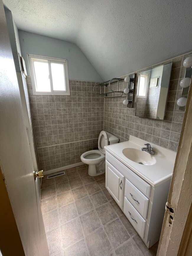 Building Photo - Coraopolis - 2 Bedroom Home. Great Location on 5th Avenue