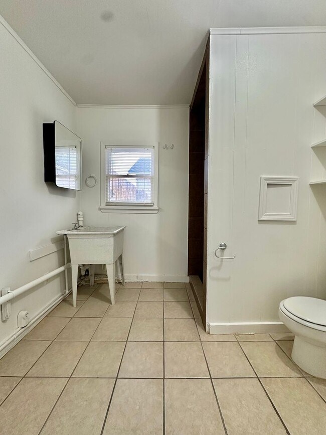 Building Photo - COMING SOON!!! -  Spacious 3-Bedroom Home Available to Lease!