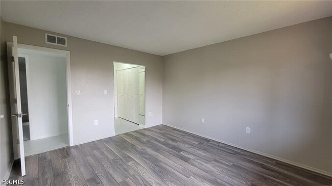 Building Photo - 1064 Villa Dr