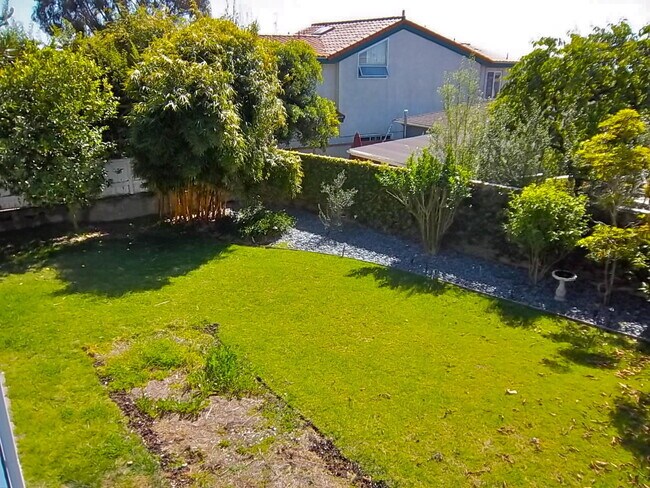 Building Photo - Stunning 2 Bedroom and 2 Bathroom Back House Available Now!