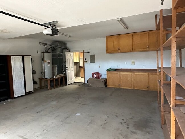Building Photo - 511 Lone Oak Ct