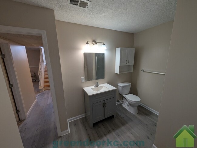 Building Photo - 823 S Lindenwood Dr