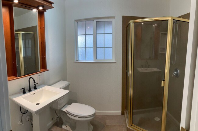 Building Photo - 1206 Mt Vernon Dr