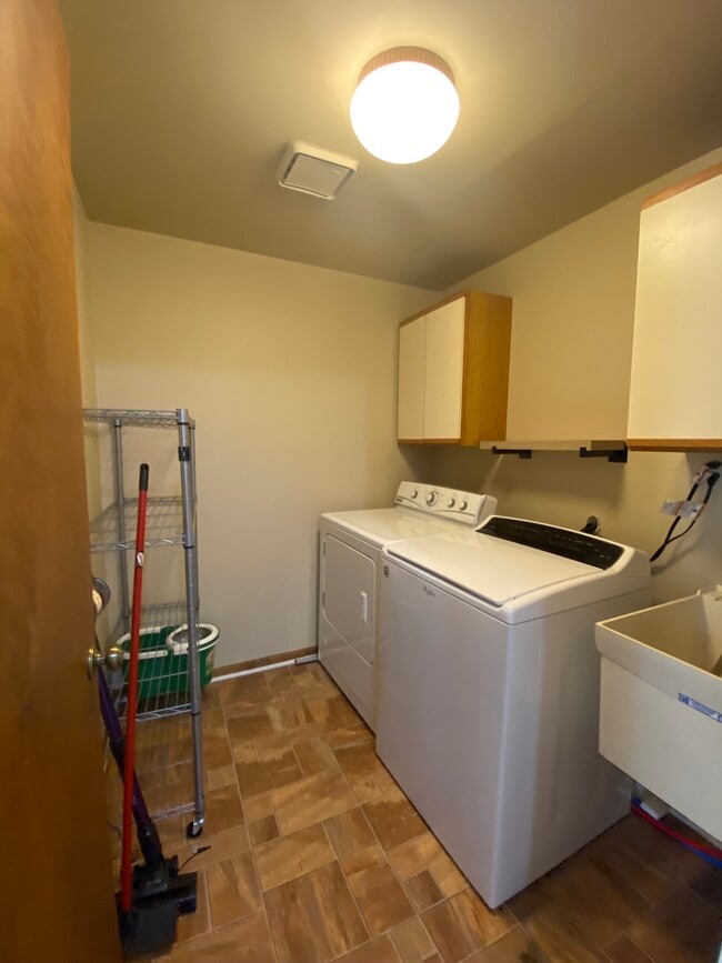Building Photo - 23589 Hickory Grove Ln
