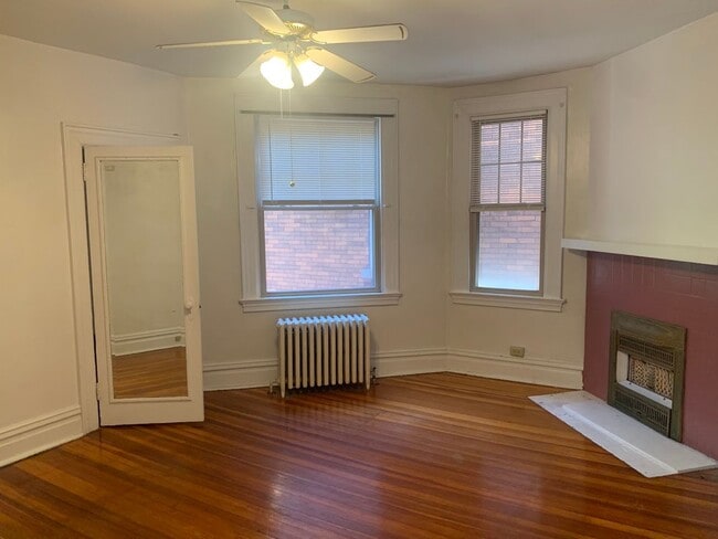 Building Photo - Spacious Two Story duplex on Walnut Street!