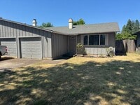Building Photo - 2 bedroom 1 bath duplex with a garage!
