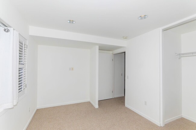 Building Photo - Northpointe - 1-bedroom corner unit locate...