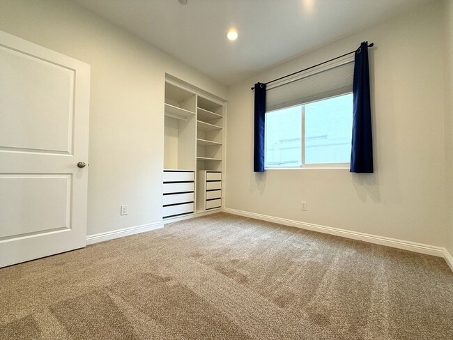 Building Photo - Spacious 4-Bedroom Home in Private Sylmar ...