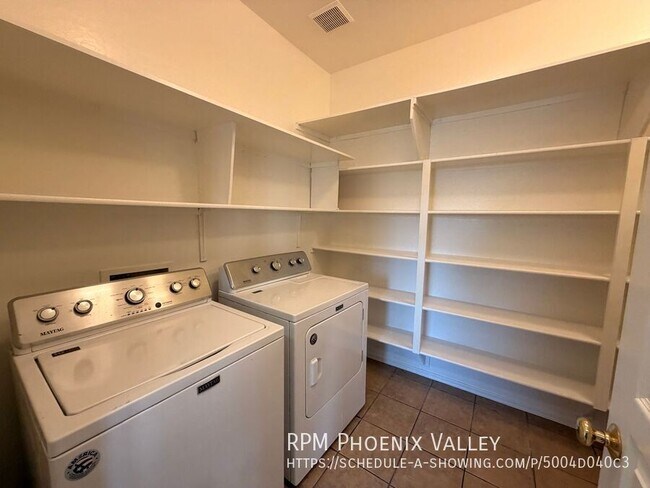 Building Photo - 422 E Saddle Way