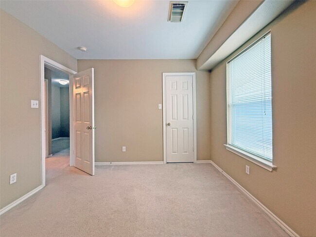 Building Photo - 63 Ledgestone Pl