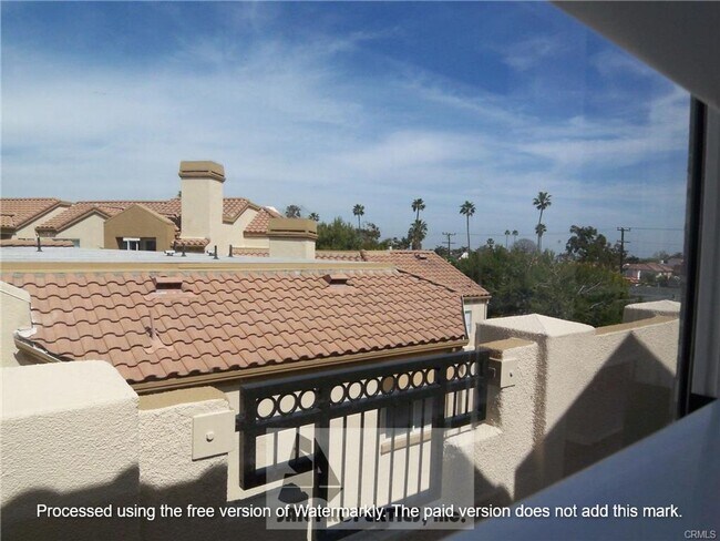Building Photo - Stunning Townhome in Huntington Beach!