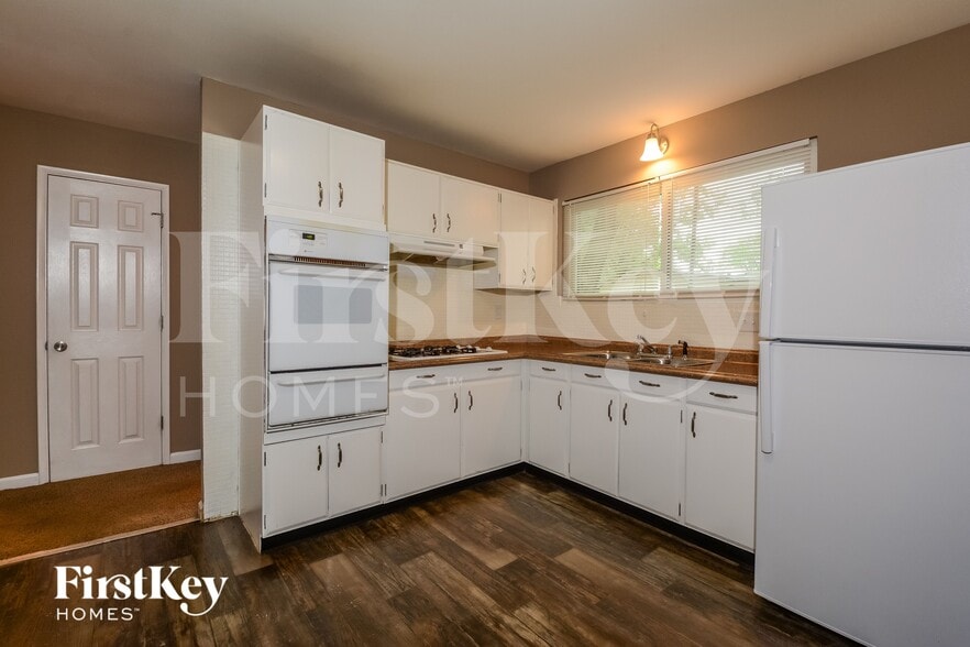 Building Photo - 400 Humes Ln