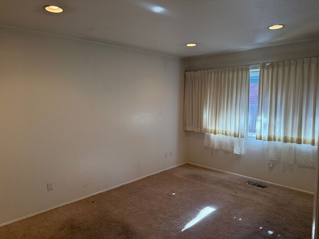 Building Photo - 2 bedroom, 2 bath is just minutes from Mid...