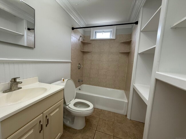 Building Photo - 556 Hawley Ave