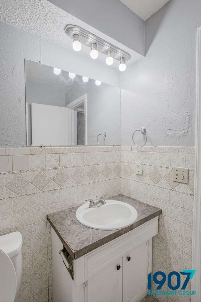Building Photo - Charming 3-Bedroom Home in Del City - Read...
