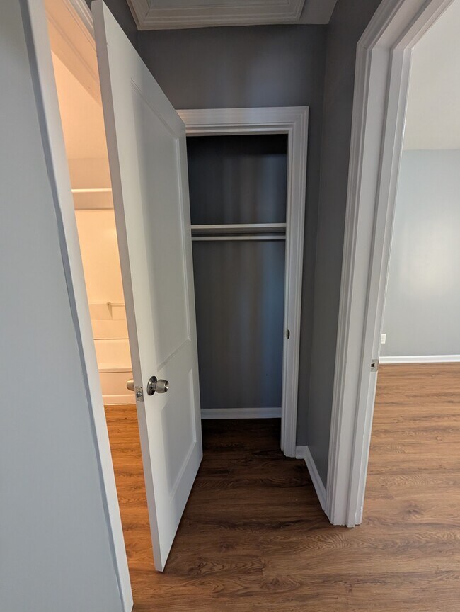 Building Photo - 117 SW Hillside Ave