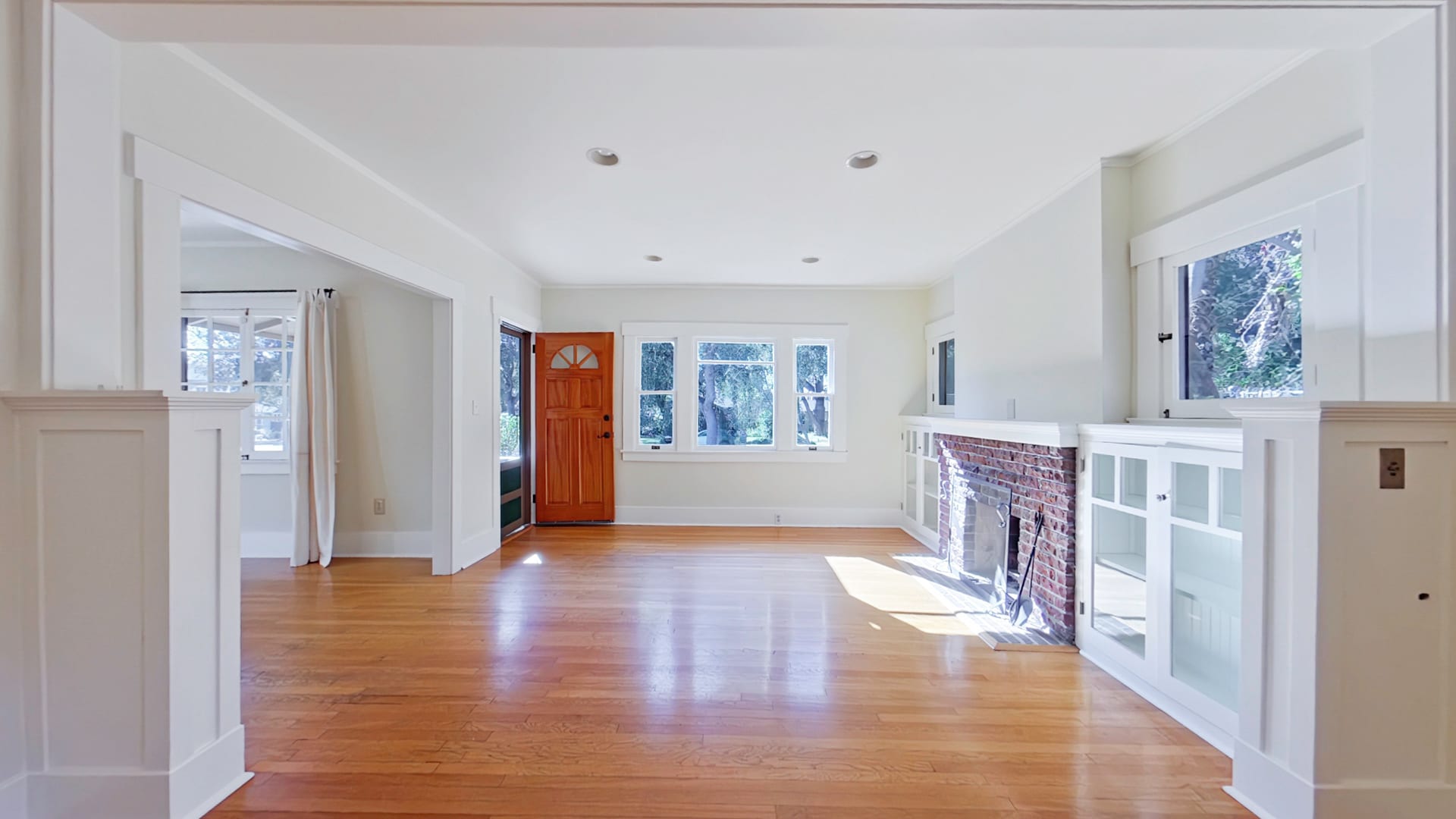 Building Photo - 1915 Las Lunas St