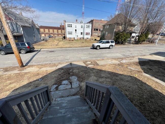 Building Photo - Renovated 2BR House