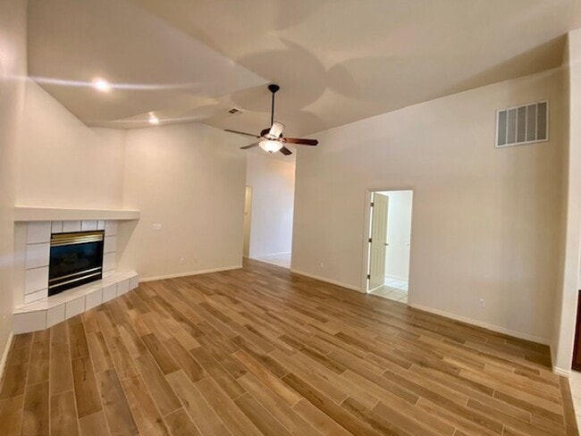 Building Photo - SPACIOUS HOME FOR RENT!