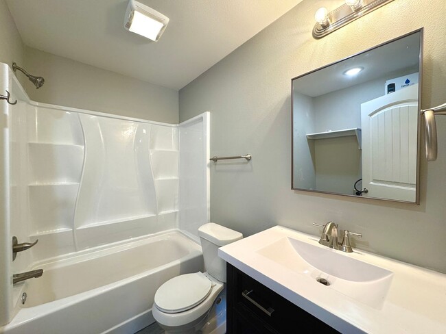 Building Photo - 1 Bedroom/ 1 Bathroom Triplex Unit in Sout...