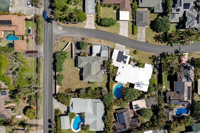 Building Photo - Mid-century modern Kalaheo Ave. Beach side...