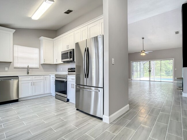 Building Photo - Beautiful 3 Bedroom, 2 Bath POOL Home with 2-Car Garage in the Heart of Hunters Creek!