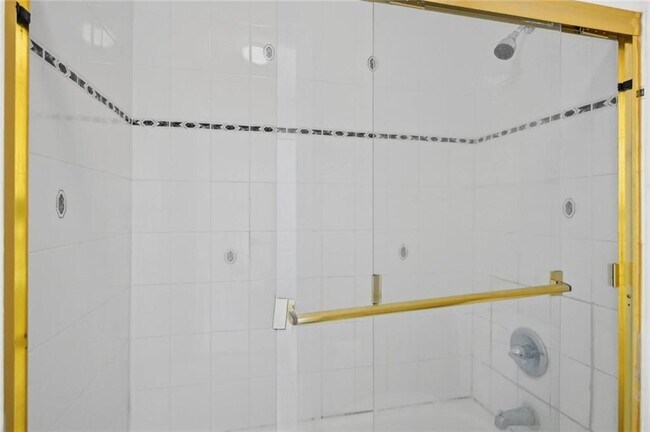 Building Photo - 2303 Pine Heights Dr NE