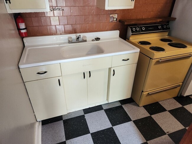 Building Photo - Conveniently Located One Bedroom Apartment...