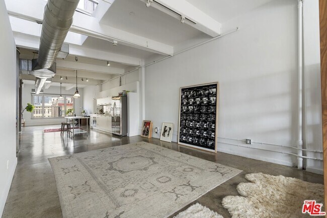 Building Photo - 814 S Spring St