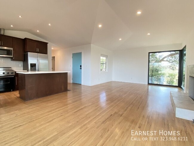 Building Photo - 2736 Hollyridge Dr
