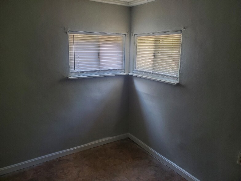 Building Photo - 1018 Erbe Ave
