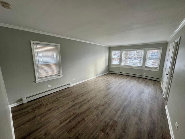 Building Photo - 6038 W Peterson Ave