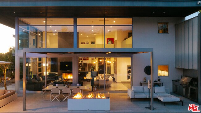 Building Photo - 2651 Nichols Canyon Rd