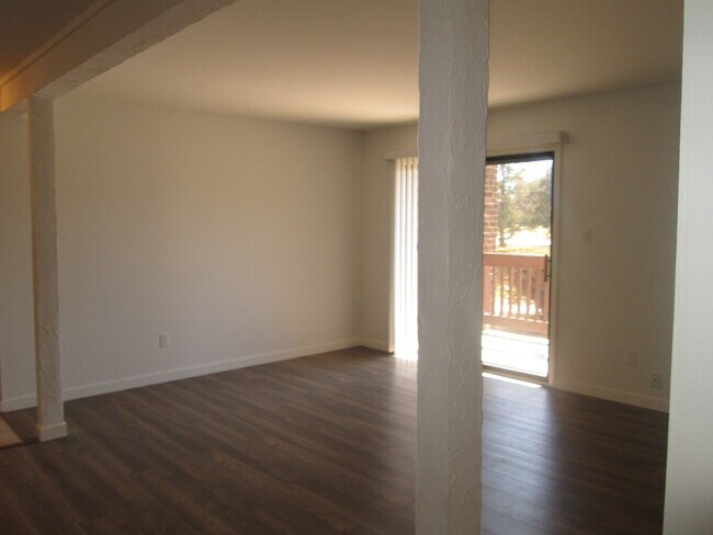 Building Photo - 800 Brook Dr