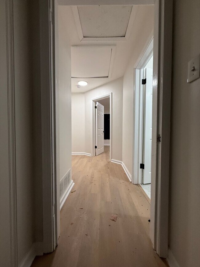 Building Photo - 3 BEDROOM 2 BATHS